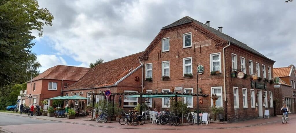 Historisches Café in Hechtstadt mit Außenbereich und Fahrrädern.